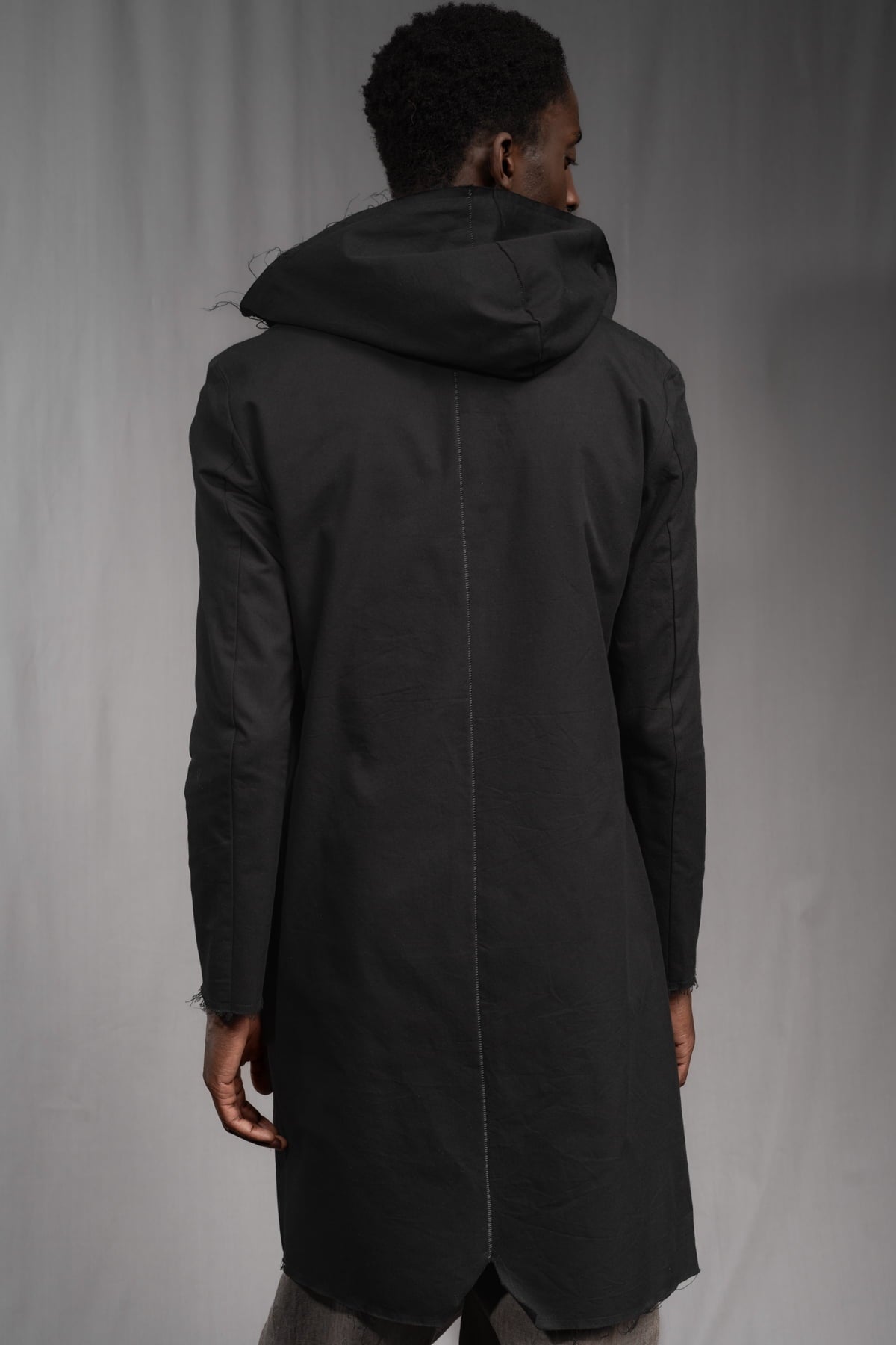 eigensinnig wien | Comte | Schwarzer Designermantel mit großer Kapuze aus Baumwolle