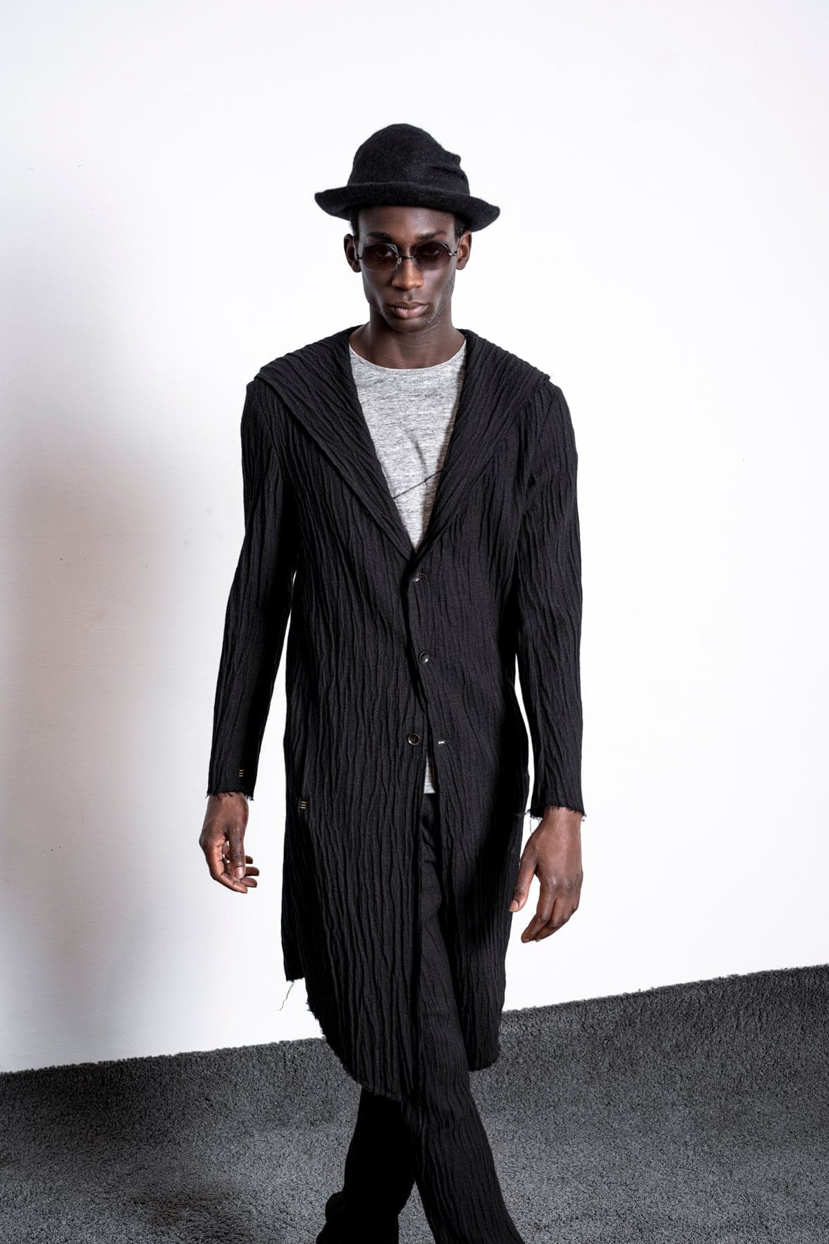 Schwarzer Herren Mantel mit Kapuze aus Wolle1