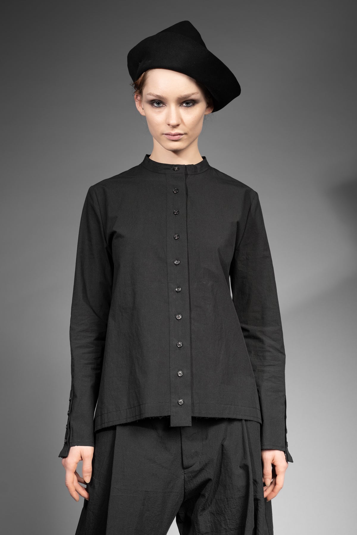 eigensinnig wien | Concrete Heart | Extravagante, schwarze Hemdbluse ohne Kragen für Damen aus japanischer Baumwolle
