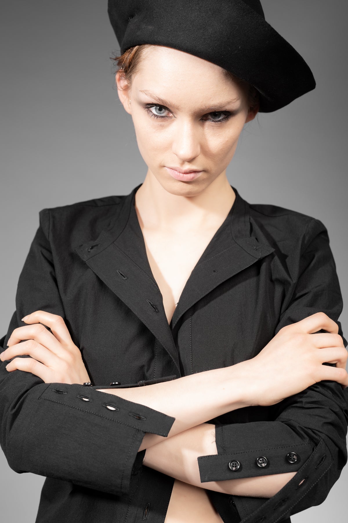 eigensinnig wien | Concrete Heart | Extravagante, schwarze Hemdbluse ohne Kragen für Damen aus japanischer Baumwolle
