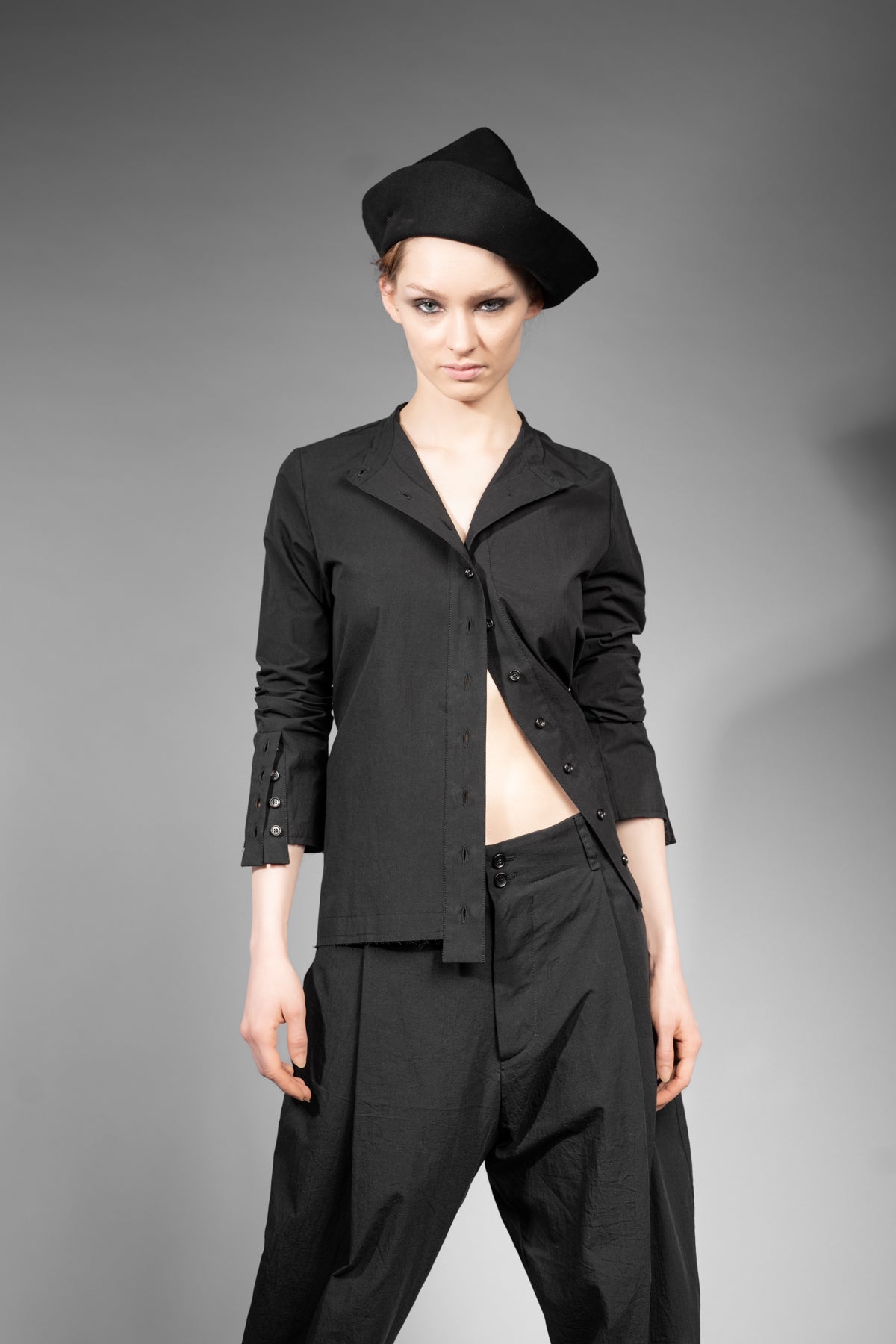 eigensinnig wien | Concrete Heart | Extravagante, schwarze Hemdbluse ohne Kragen für Damen aus japanischer Baumwolle