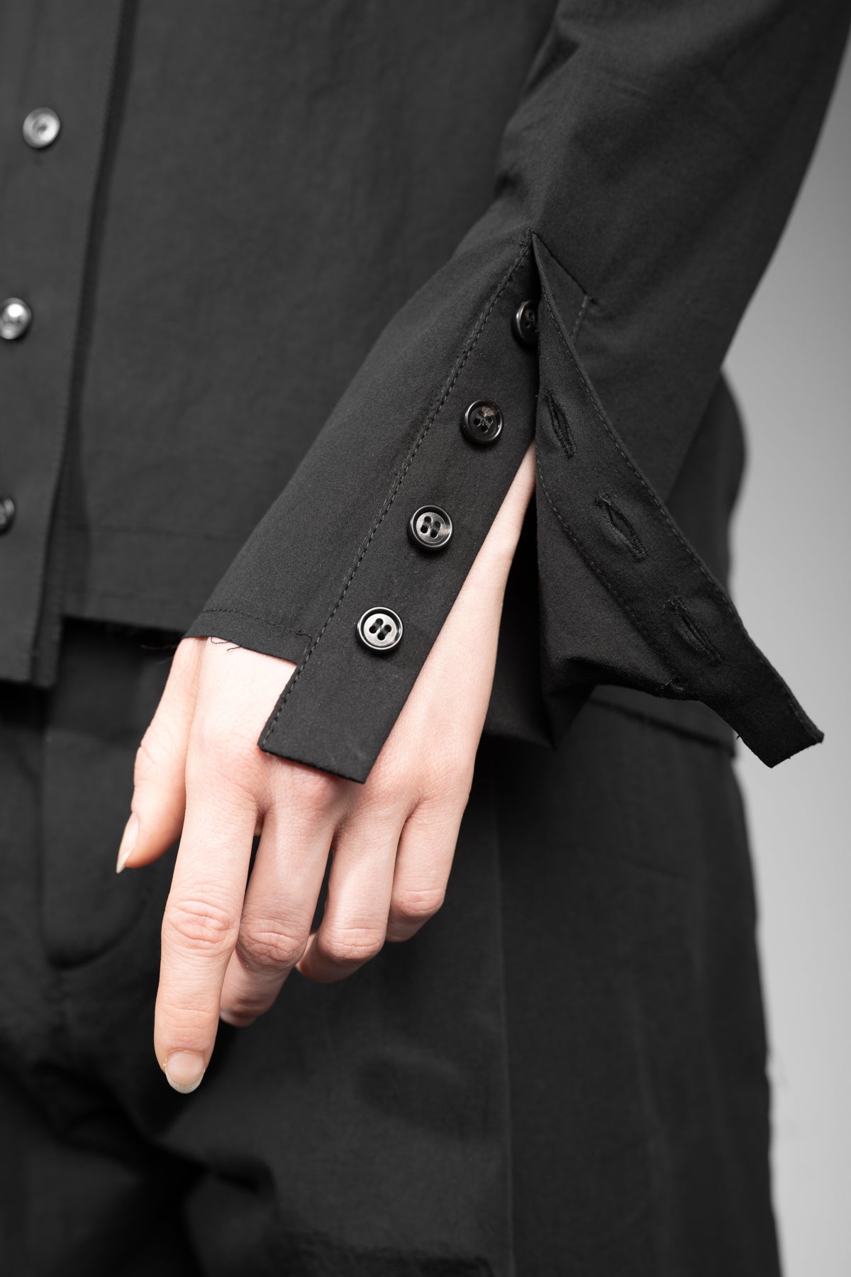 eigensinnig wien | Concrete Heart | Extravagante, schwarze Hemdbluse ohne Kragen für Damen aus japanischer Baumwolle