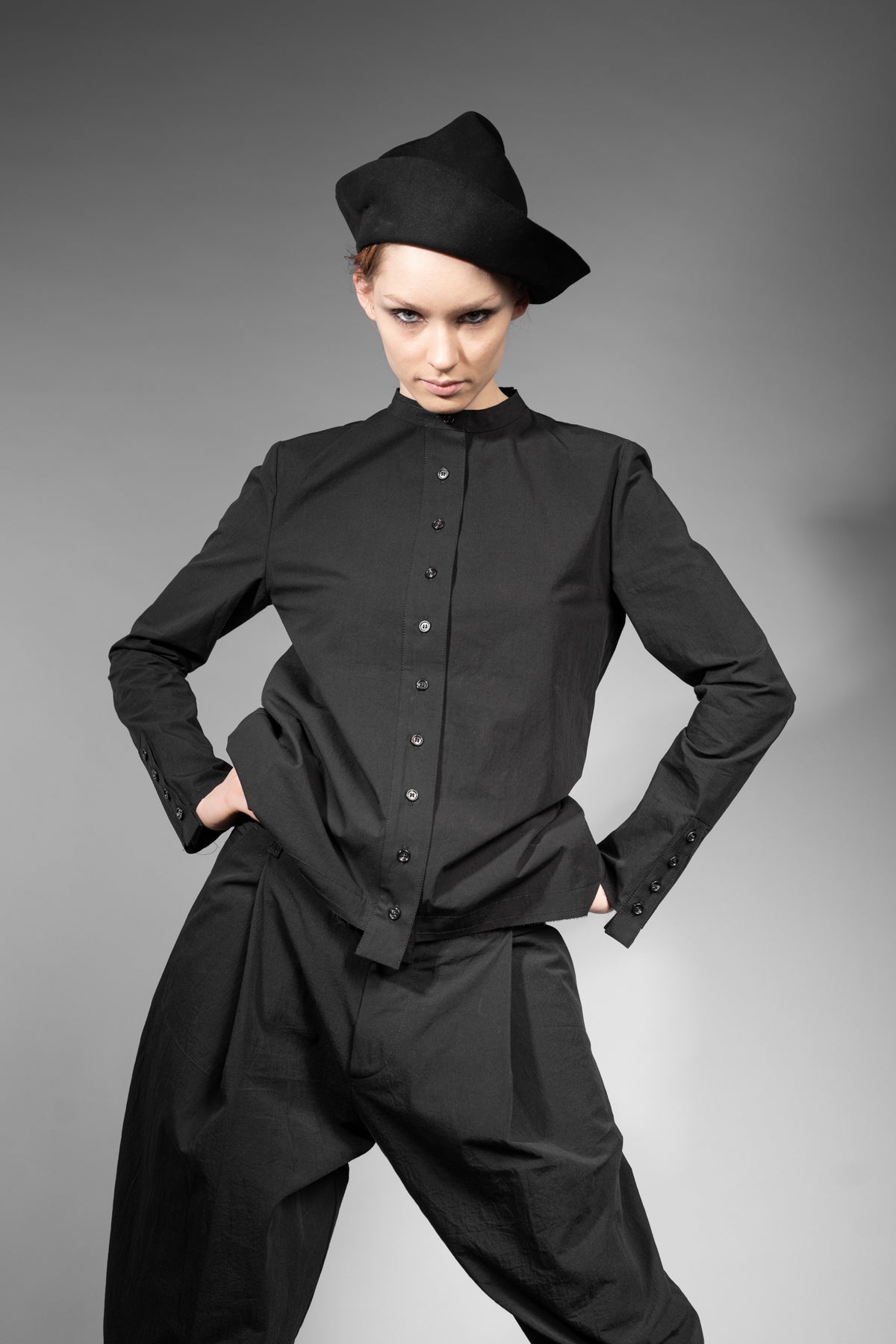 eigensinnig wien | Concrete Heart | Extravagante, schwarze Hemdbluse ohne Kragen für Damen aus japanischer Baumwolle