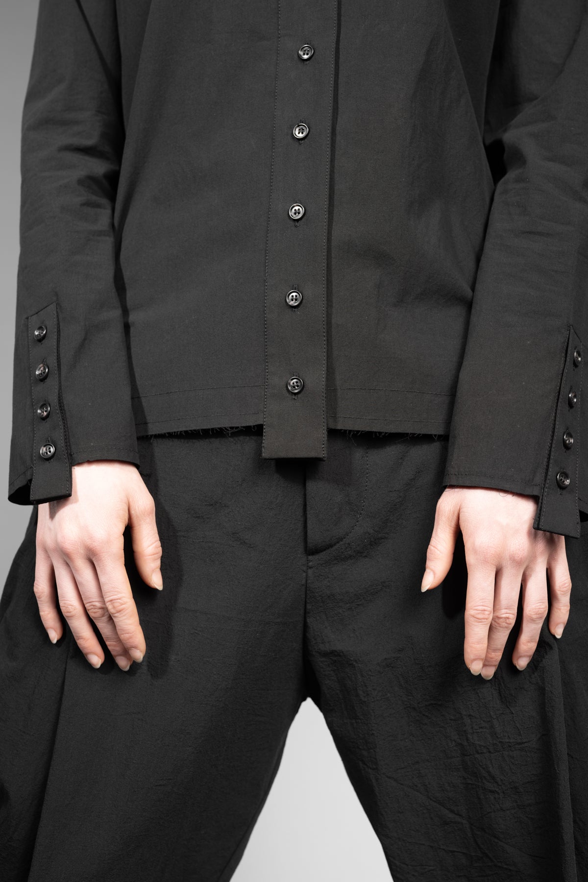 eigensinnig wien | Concrete Heart | Extravagante, schwarze Hemdbluse ohne Kragen für Damen aus japanischer Baumwolle