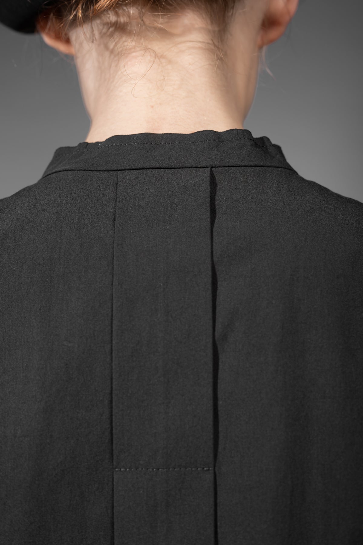 eigensinnig wien | Concrete Heart | Extravagante, schwarze Hemdbluse ohne Kragen für Damen aus japanischer Baumwolle