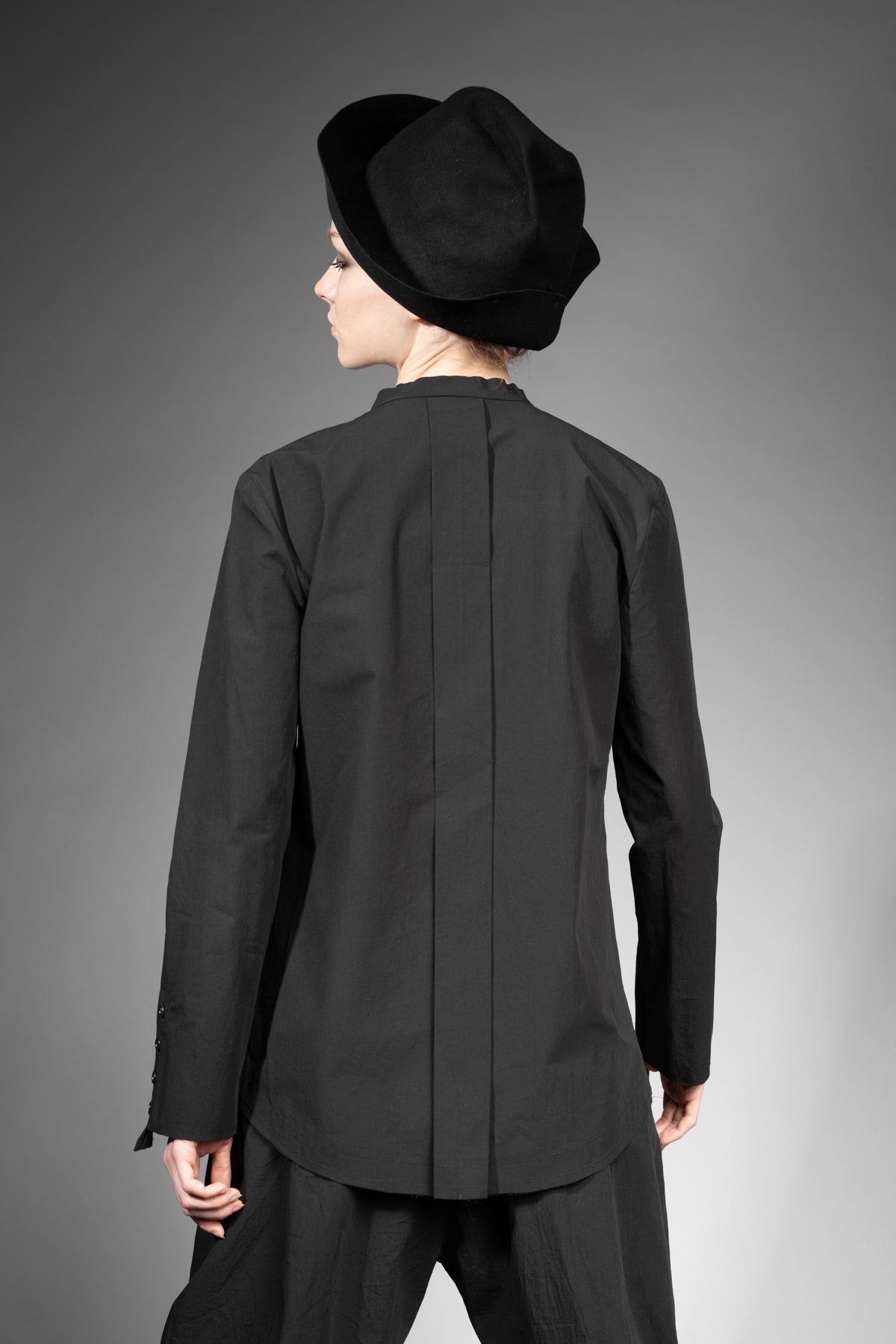 eigensinnig wien | Concrete Heart | Extravagante, schwarze Hemdbluse ohne Kragen für Damen aus japanischer Baumwolle