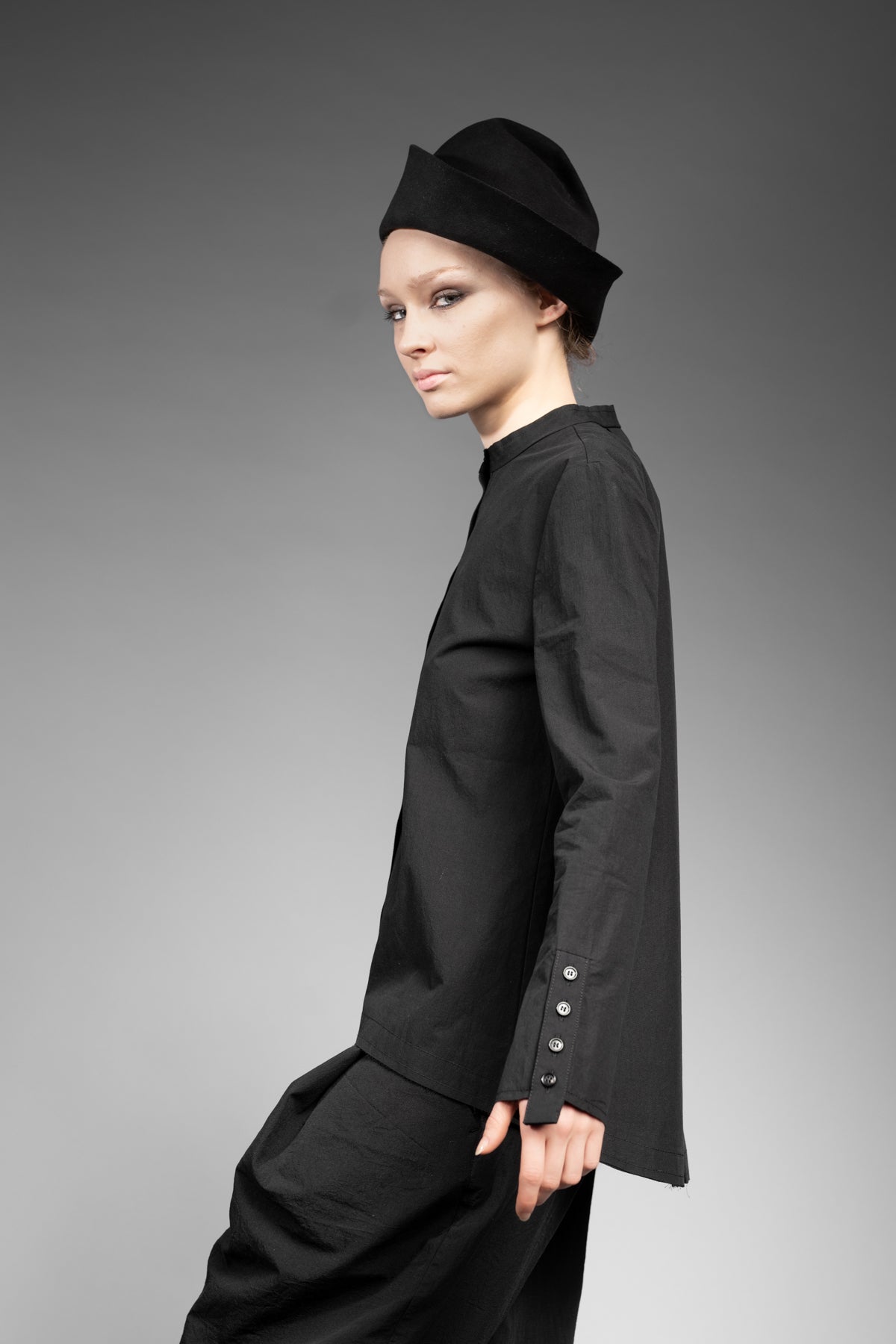 eigensinnig wien | Concrete Heart | Extravagante, schwarze Hemdbluse ohne Kragen für Damen aus japanischer Baumwolle