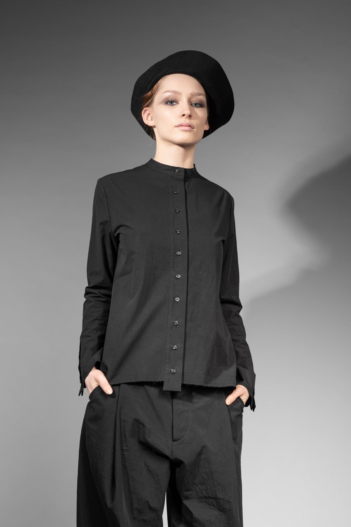 eigensinnig wien | Concrete Heart | Extravagante, schwarze Hemdbluse ohne Kragen für Damen aus japanischer Baumwolle