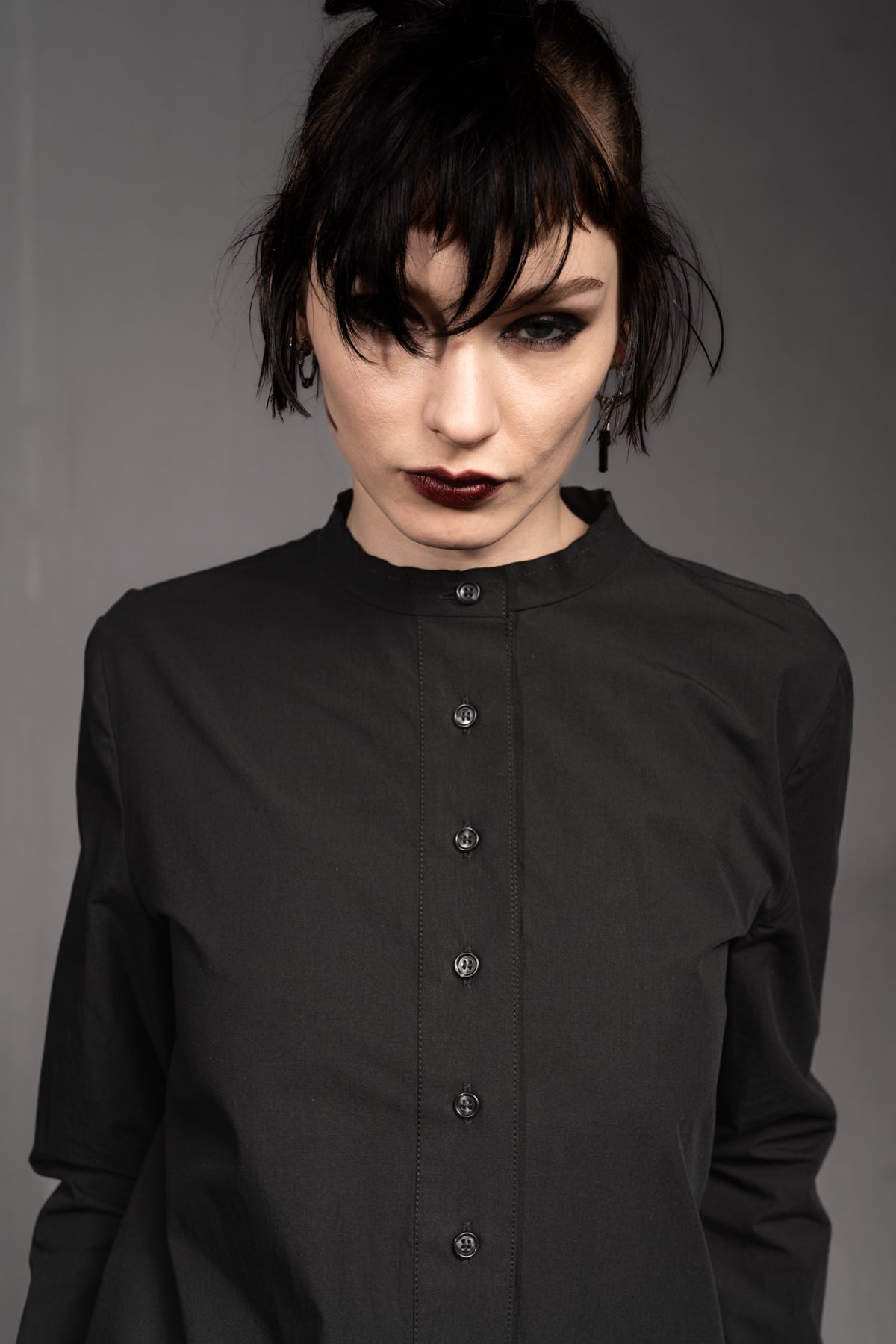eigensinnig wien | Concrete Heart | Extravagante, schwarze Hemdbluse ohne Kragen für Damen aus japanischer Baumwolle