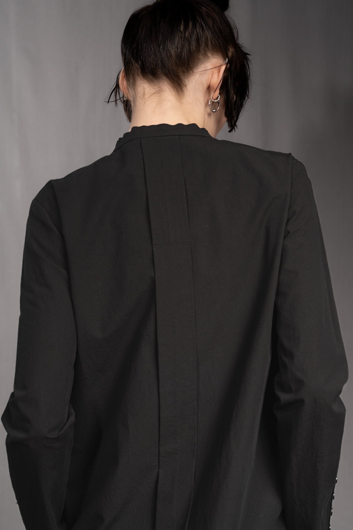 eigensinnig wien | Concrete Heart | Extravagante, schwarze Hemdbluse ohne Kragen für Damen aus japanischer Baumwolle