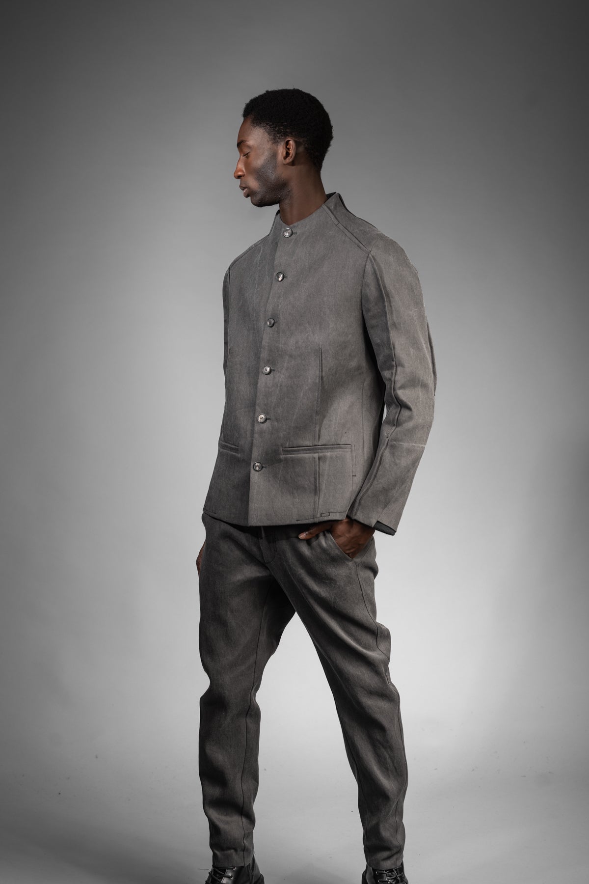 eigensinnig wien | CorEgg | Designer Jeans-Anzug für Herren in Grau
