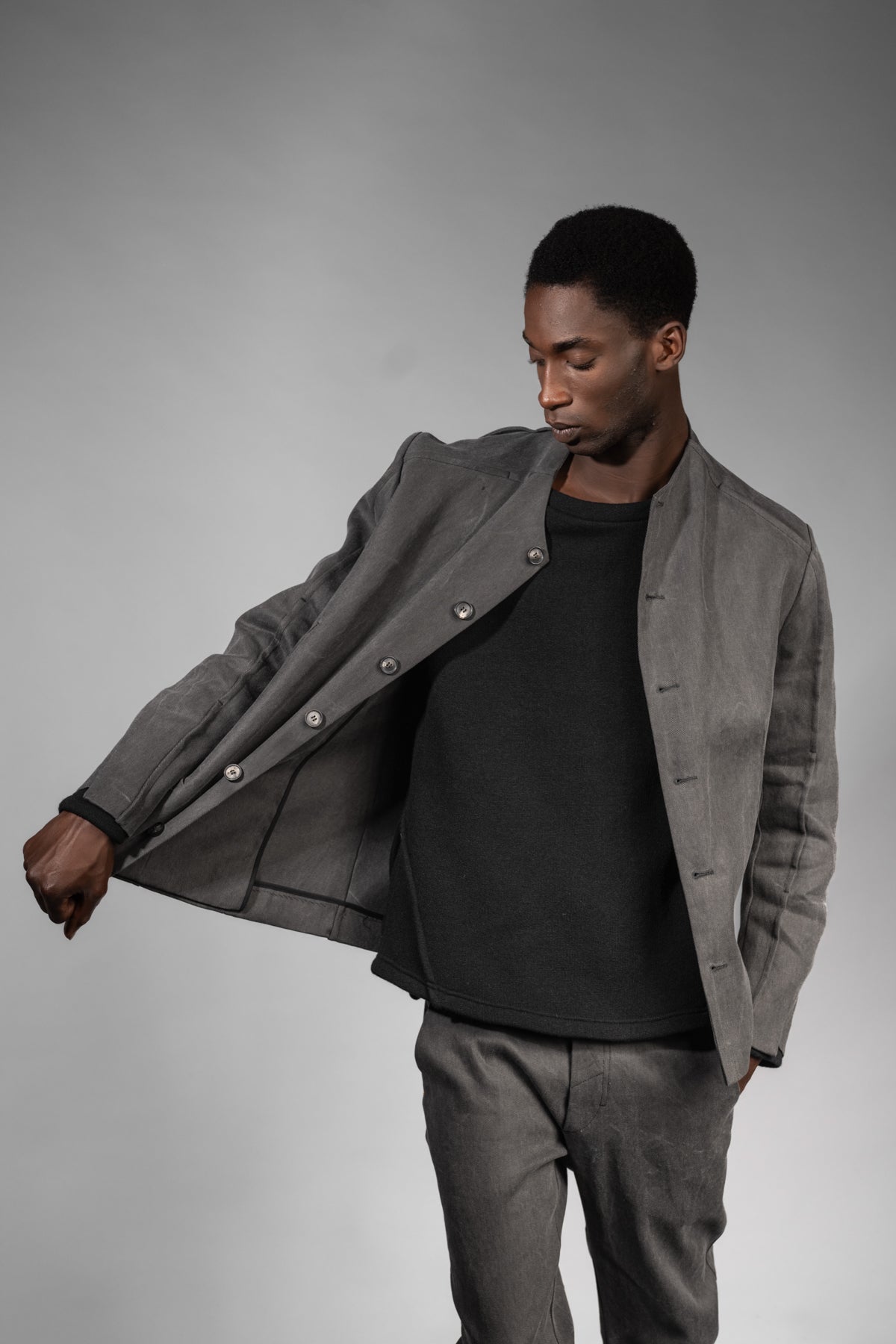 eigensinnig wien | CorEgg | Designer Jeans-Anzug für Herren in Grau