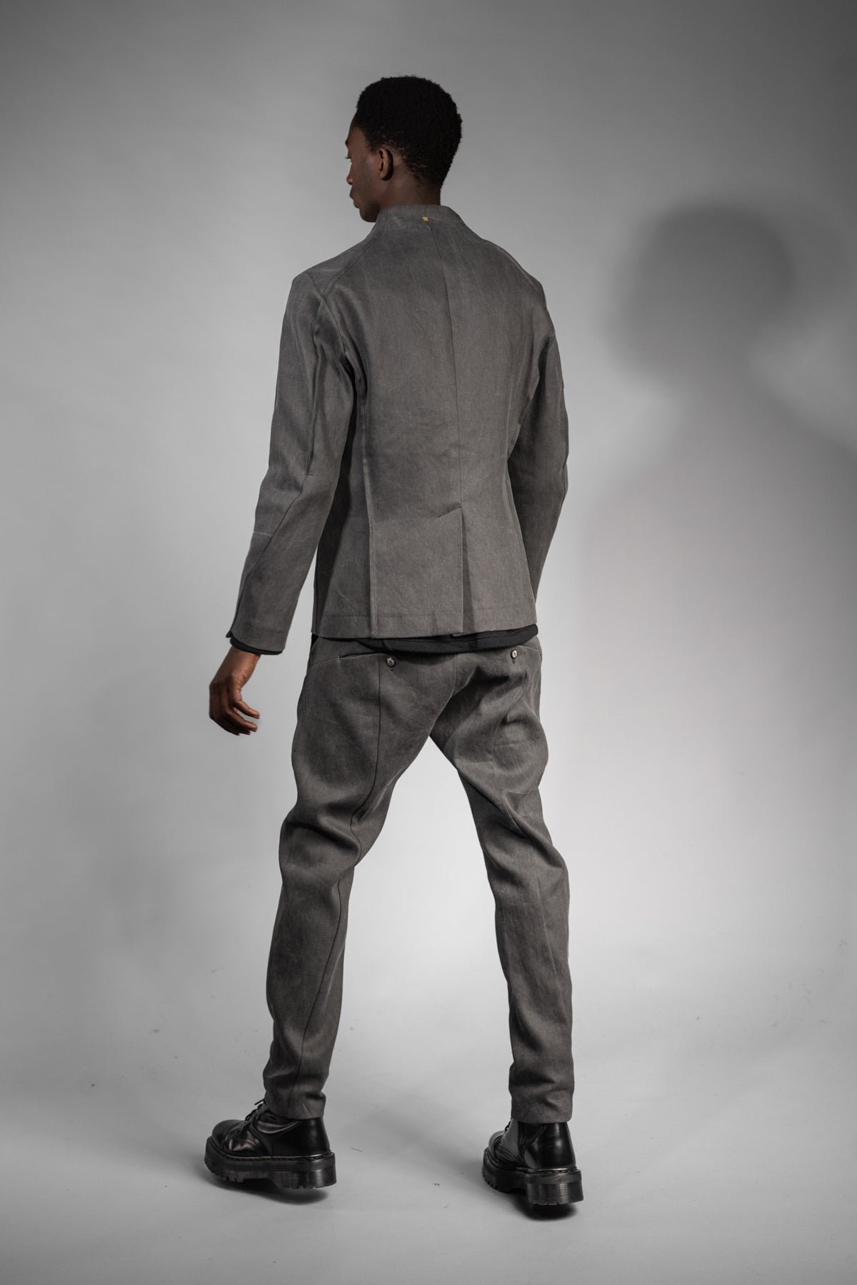 eigensinnig wien | CorEgg | Designer Jeans-Anzug für Herren in Grau