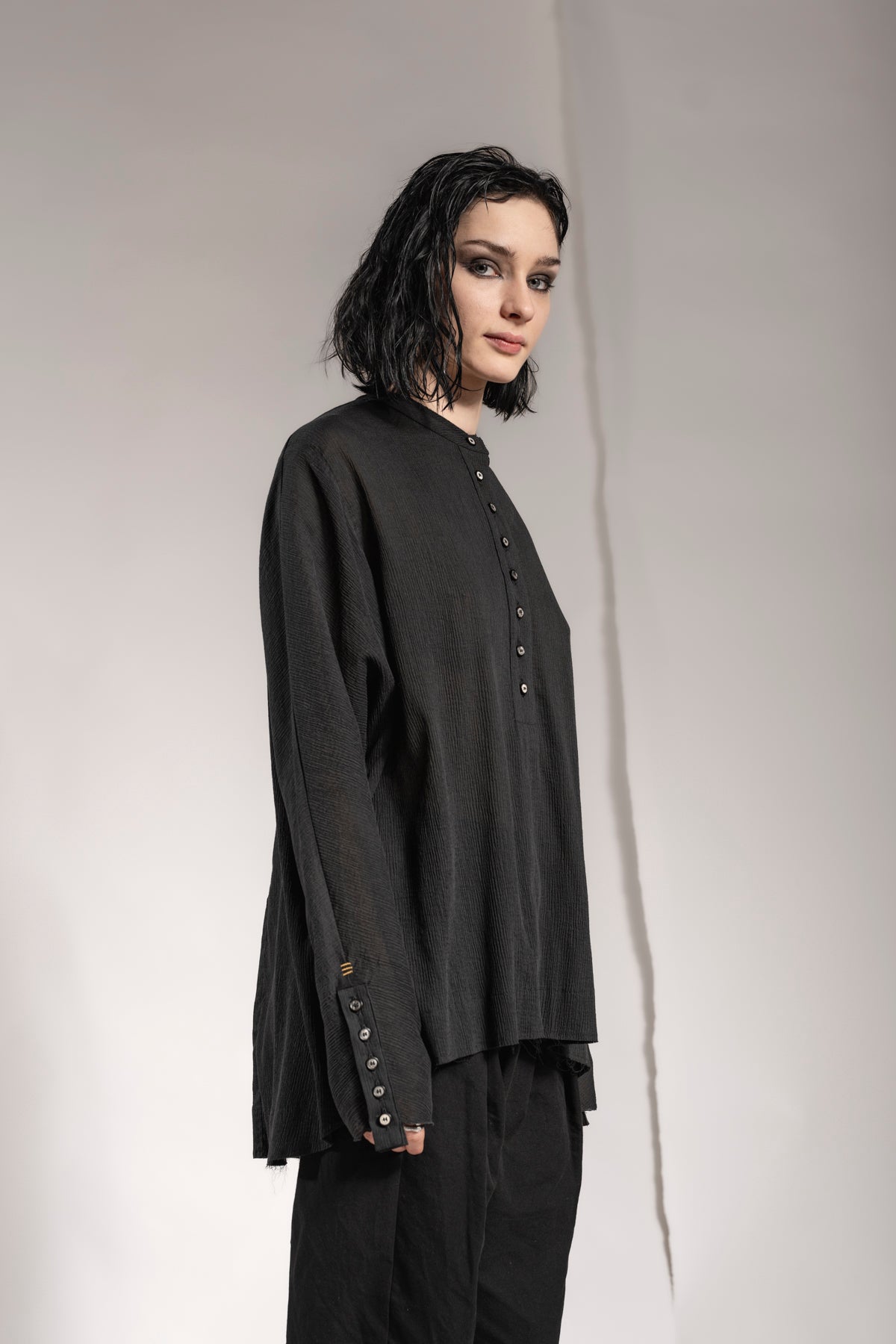 eigensinnig wien | Curie | Hochwertige Designer Seidenbluse für Damen in Schwarz