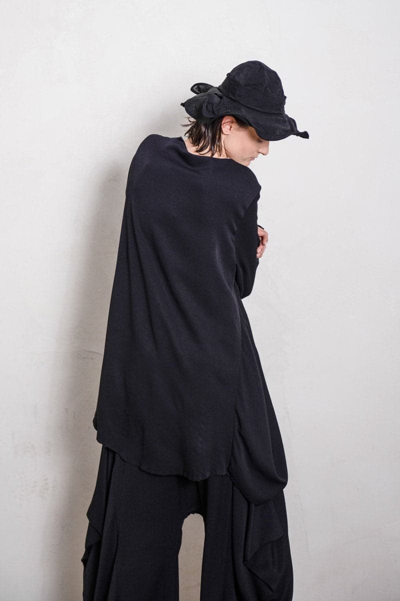 eigensinnig wien | Dante | Extravagante Damenjacke mit ungewöhnlichen Details aus weichem Rayon in schwarz