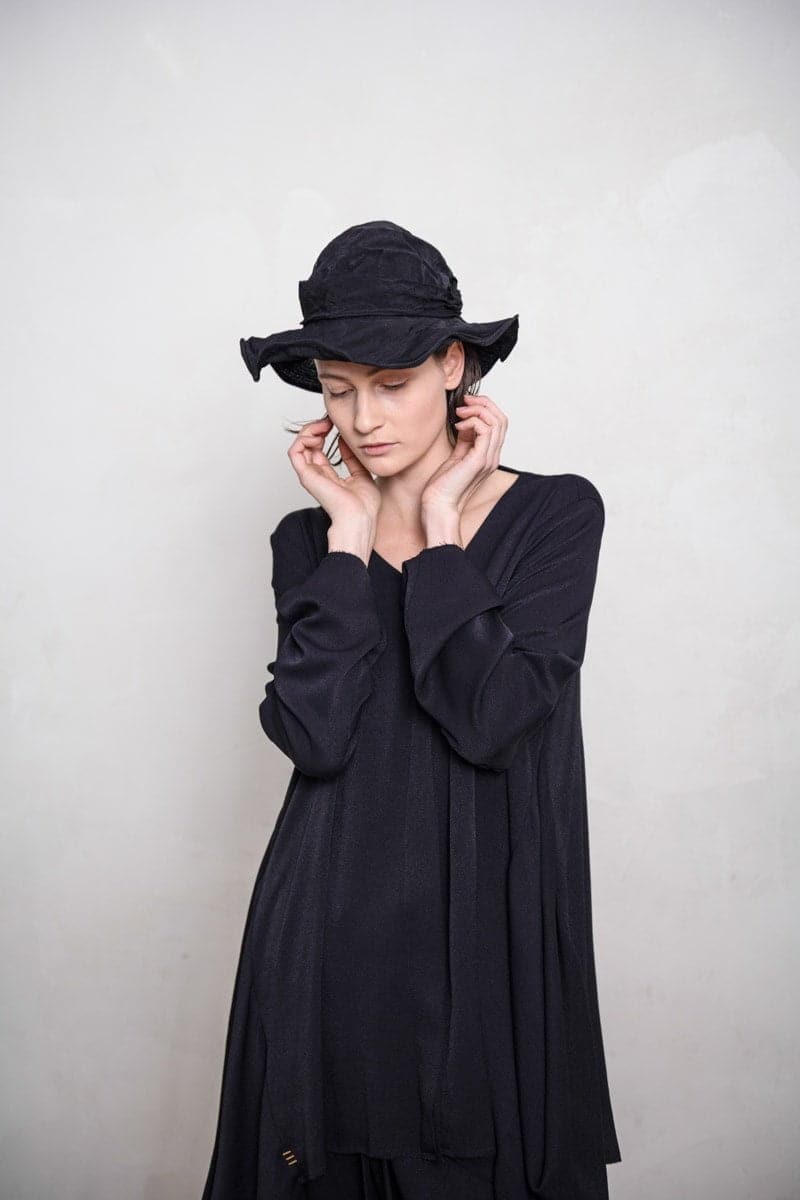 eigensinnig wien | Dante | Extravagante Damenjacke mit ungewöhnlichen Details aus weichem Rayon in schwarz