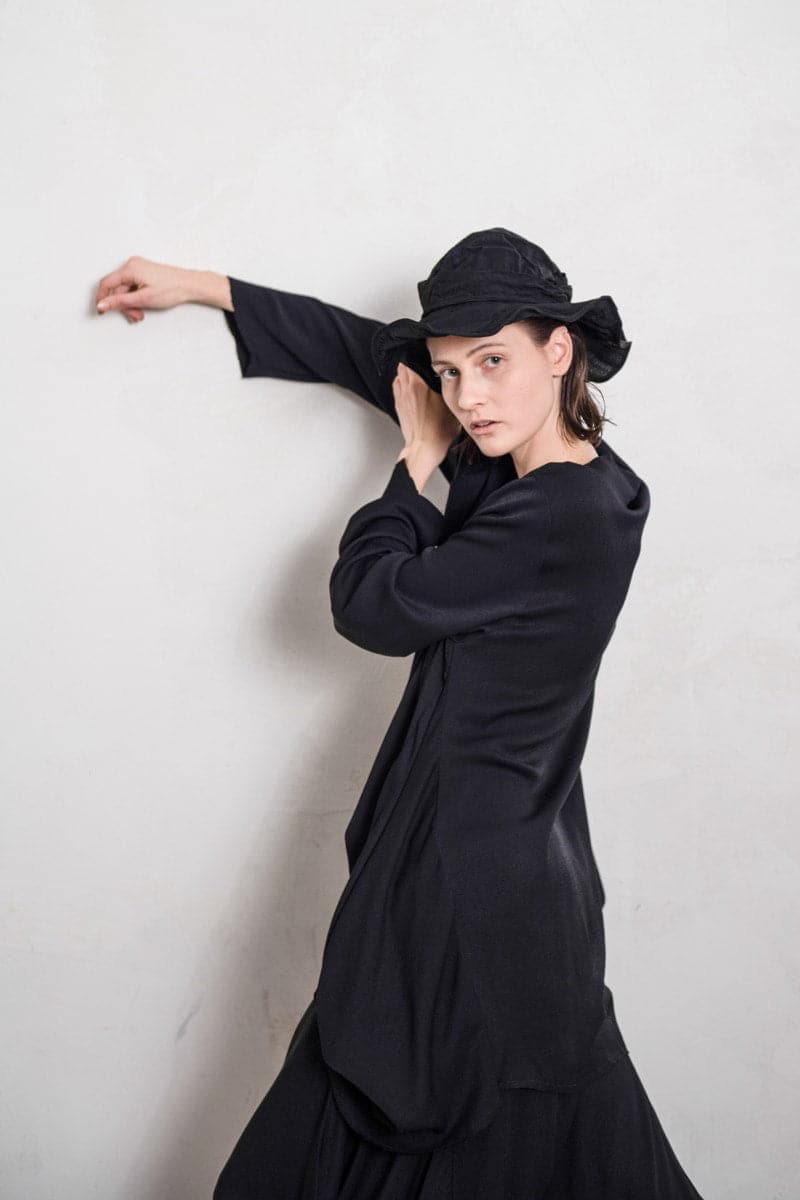 eigensinnig wien | Dante | Extravagante Damenjacke mit ungewöhnlichen Details aus weichem Rayon in schwarz