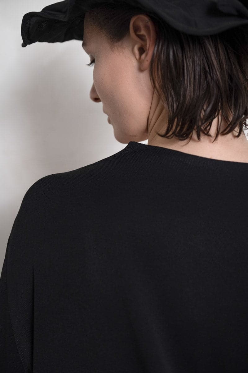 eigensinnig wien | Dante | Extravagante Damenjacke mit ungewöhnlichen Details aus weichem Rayon in schwarz