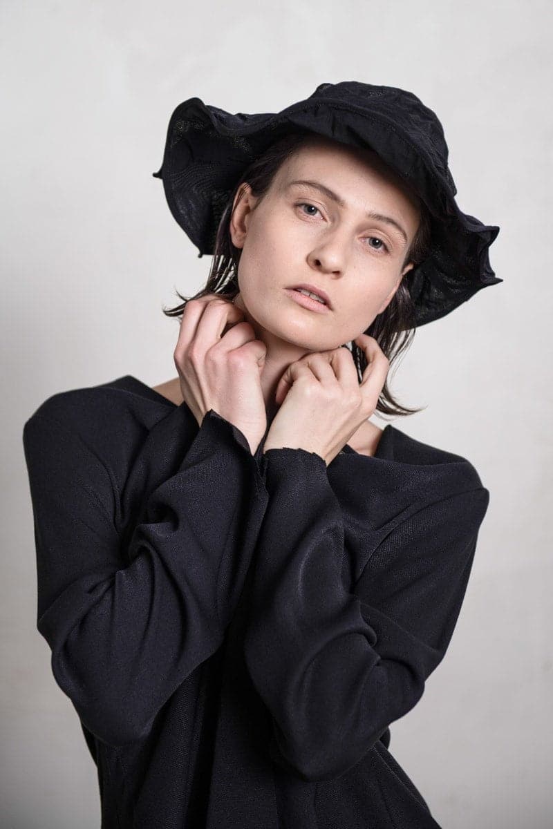 eigensinnig wien | Dante | Extravagante Damenjacke mit ungewöhnlichen Details aus weichem Rayon in schwarz