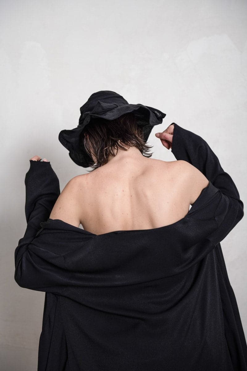 eigensinnig wien | Dante | Extravagante Damenjacke mit ungewöhnlichen Details aus weichem Rayon in schwarz