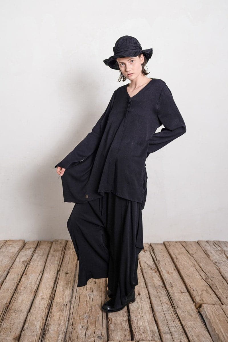 eigensinnig wien | Dante | Extravagante Damenjacke mit ungewöhnlichen Details aus weichem Rayon in schwarz