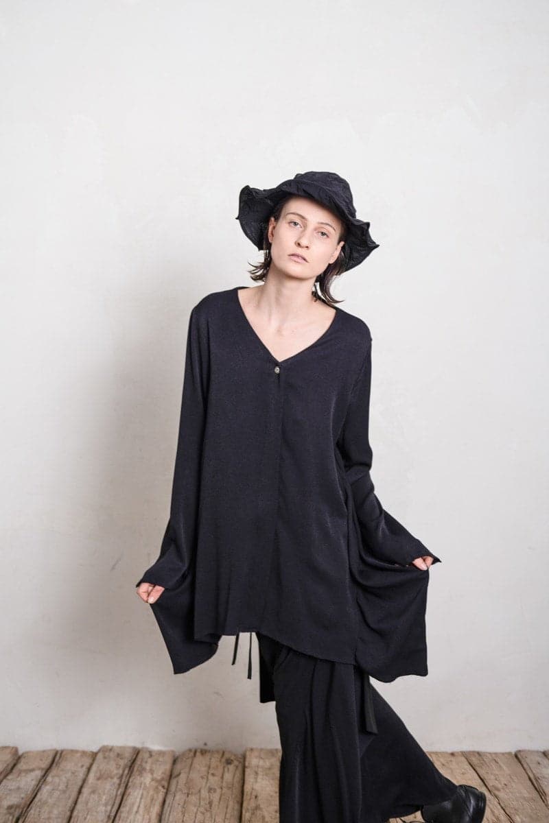 eigensinnig wien | Dante | Extravagante Damenjacke mit ungewöhnlichen Details aus weichem Rayon in schwarz