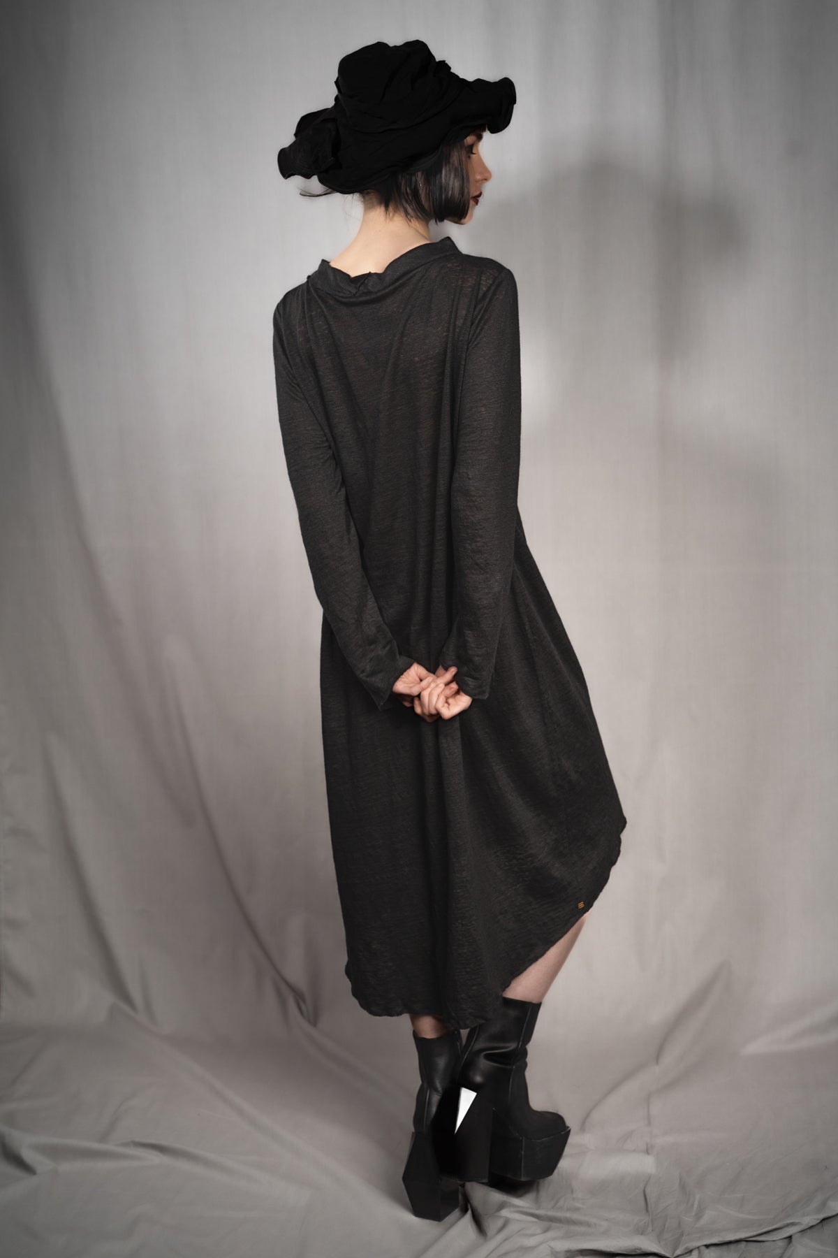 eigensinnig wien | Davis | Exklusives, schwarzes Designer Leinenkleid aus Feinstrick