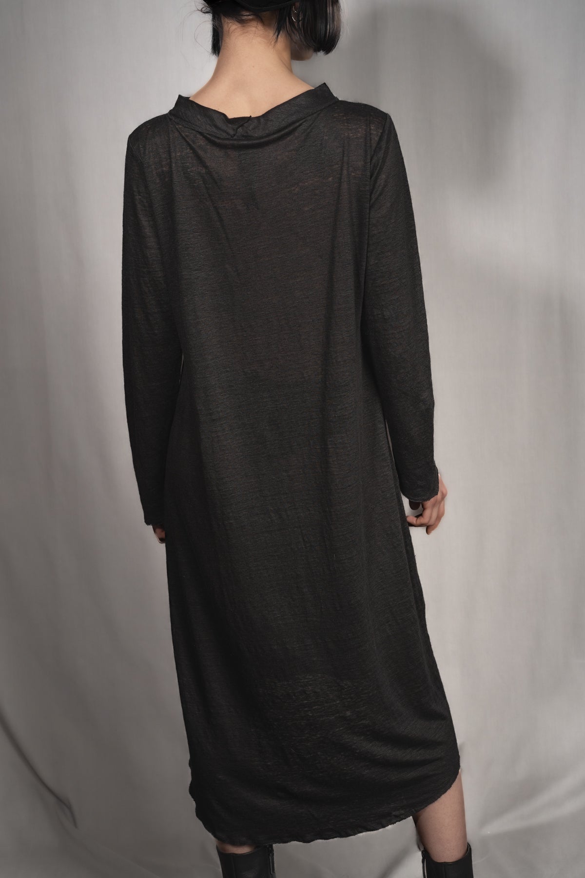 eigensinnig wien | Davis | Exklusives, schwarzes Designer Leinenkleid aus Feinstrick