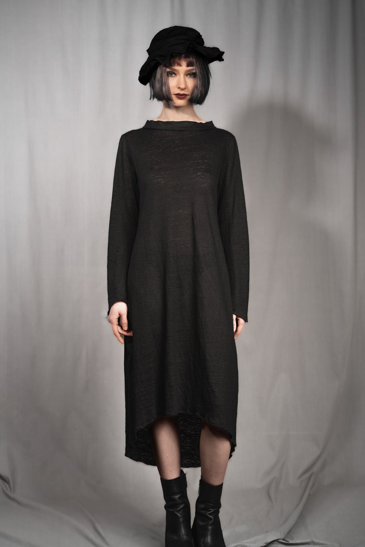 eigensinnig wien | Davis | Exklusives, schwarzes Designer Leinenkleid aus Feinstrick