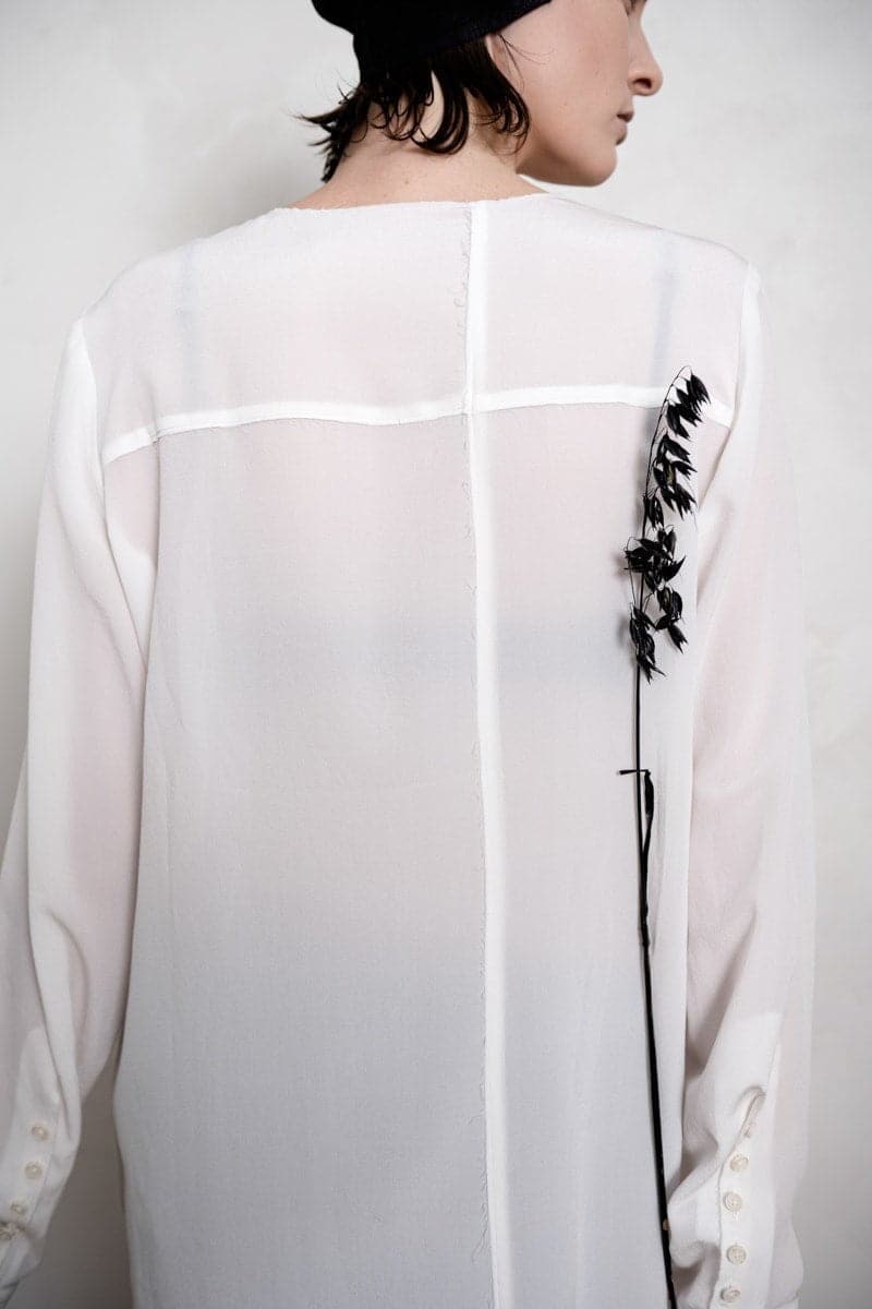 eigensinnig wien | De Beauvoir | Elegante und leichte Seidenbluse für den Sommer in weiß