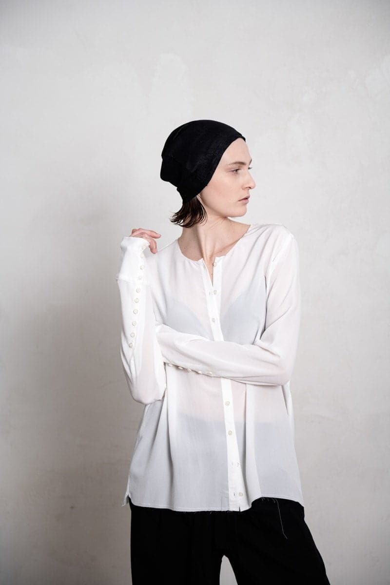 eigensinnig wien | De Beauvoir | Elegante und leichte Seidenbluse für den Sommer in weiß
