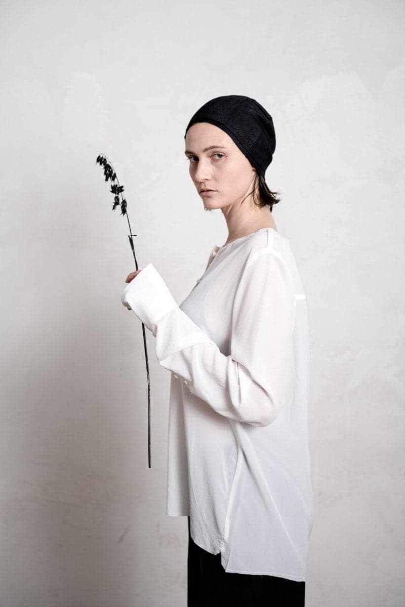 eigensinnig wien | De Beauvoir | Elegante und leichte Seidenbluse für den Sommer in weiß