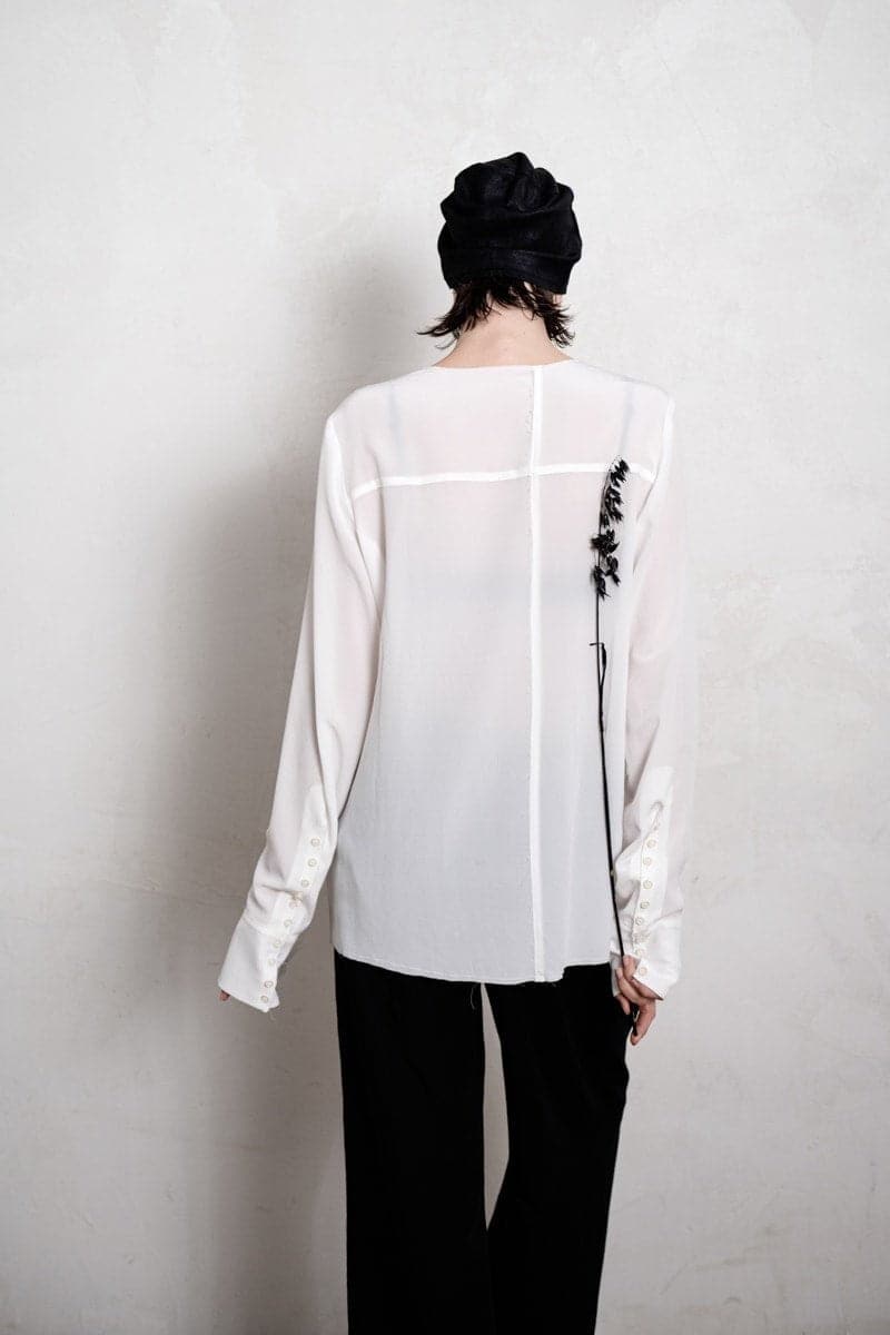 eigensinnig wien | De Beauvoir | Elegante und leichte Seidenbluse für den Sommer in weiß