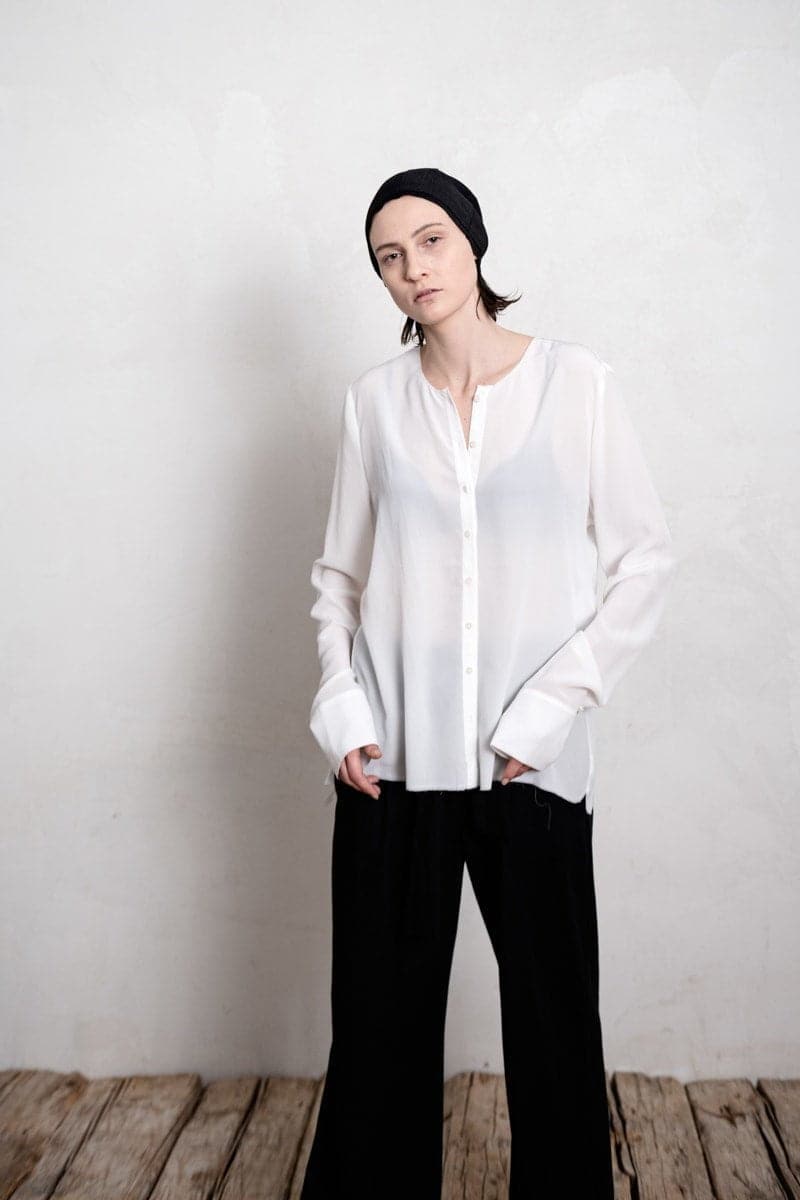 eigensinnig wien | De Beauvoir | Elegante und leichte Seidenbluse für den Sommer in weiß