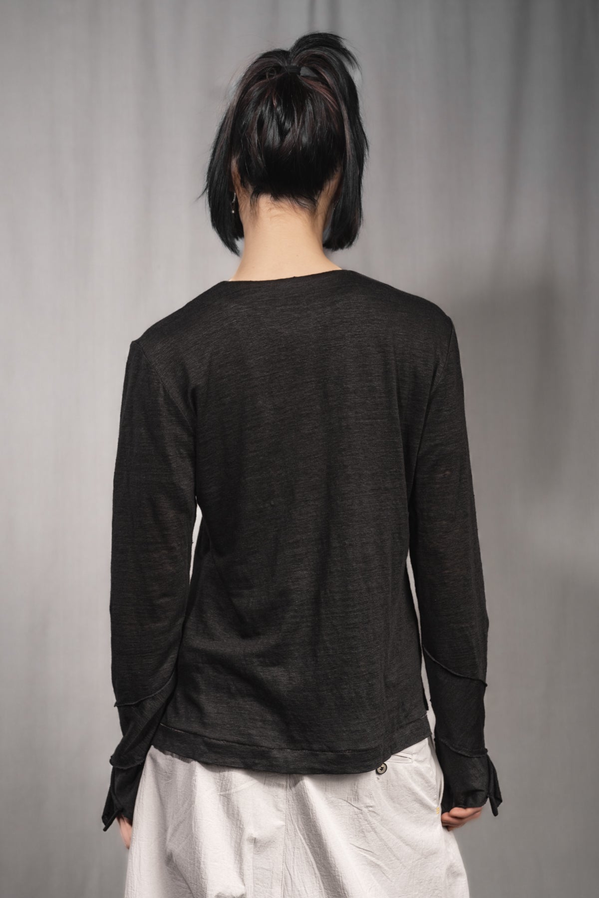 eigensinnig wien | Deitz | Außergewöhnlicher Designer Leinen Pullover für Damen in Schwarz