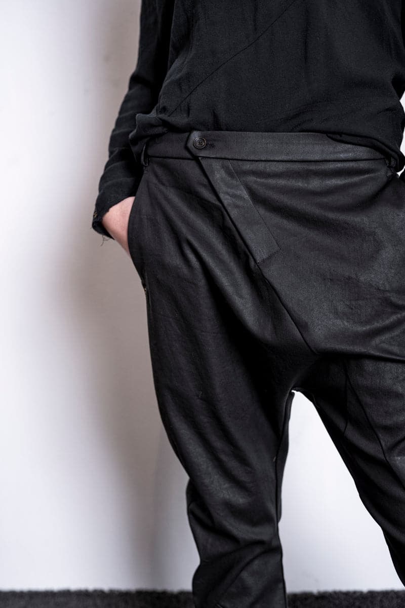 eigensinnig wien | Diderot | Dekonstruierte, beschichtete Hose in Schwarz