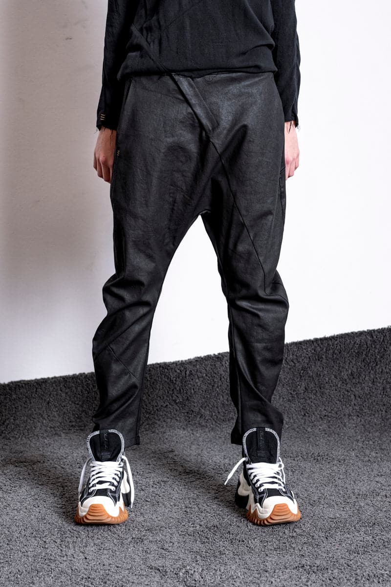 eigensinnig wien | Diderot | Dekonstruierte, beschichtete Hose in Schwarz