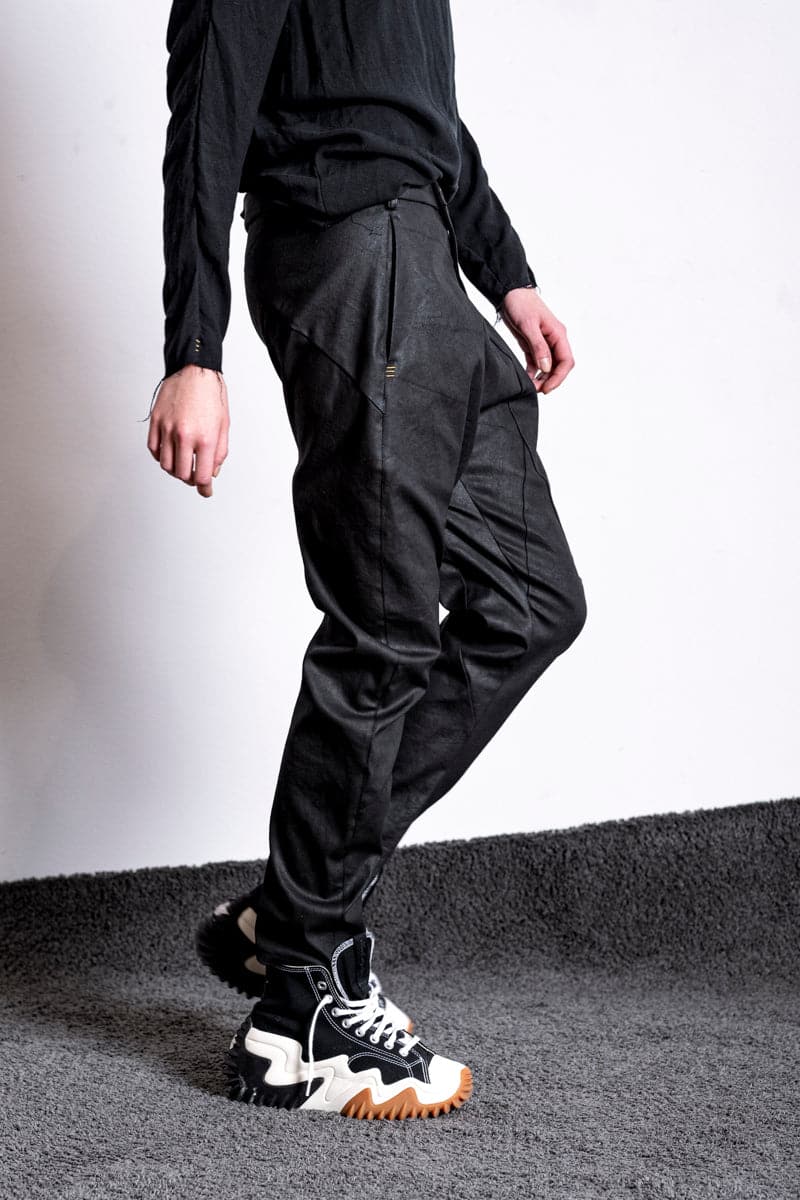 eigensinnig wien | Diderot | Dekonstruierte, beschichtete Hose in Schwarz