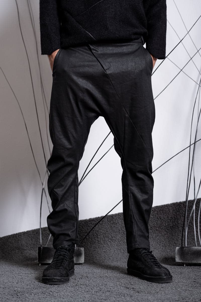 eigensinnig wien | Diderot | Dekonstruierte, beschichtete Hose in Schwarz