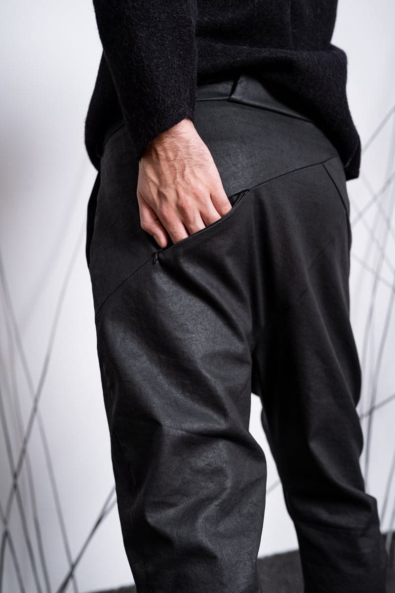 eigensinnig wien | Diderot | Dekonstruierte, beschichtete Hose in Schwarz