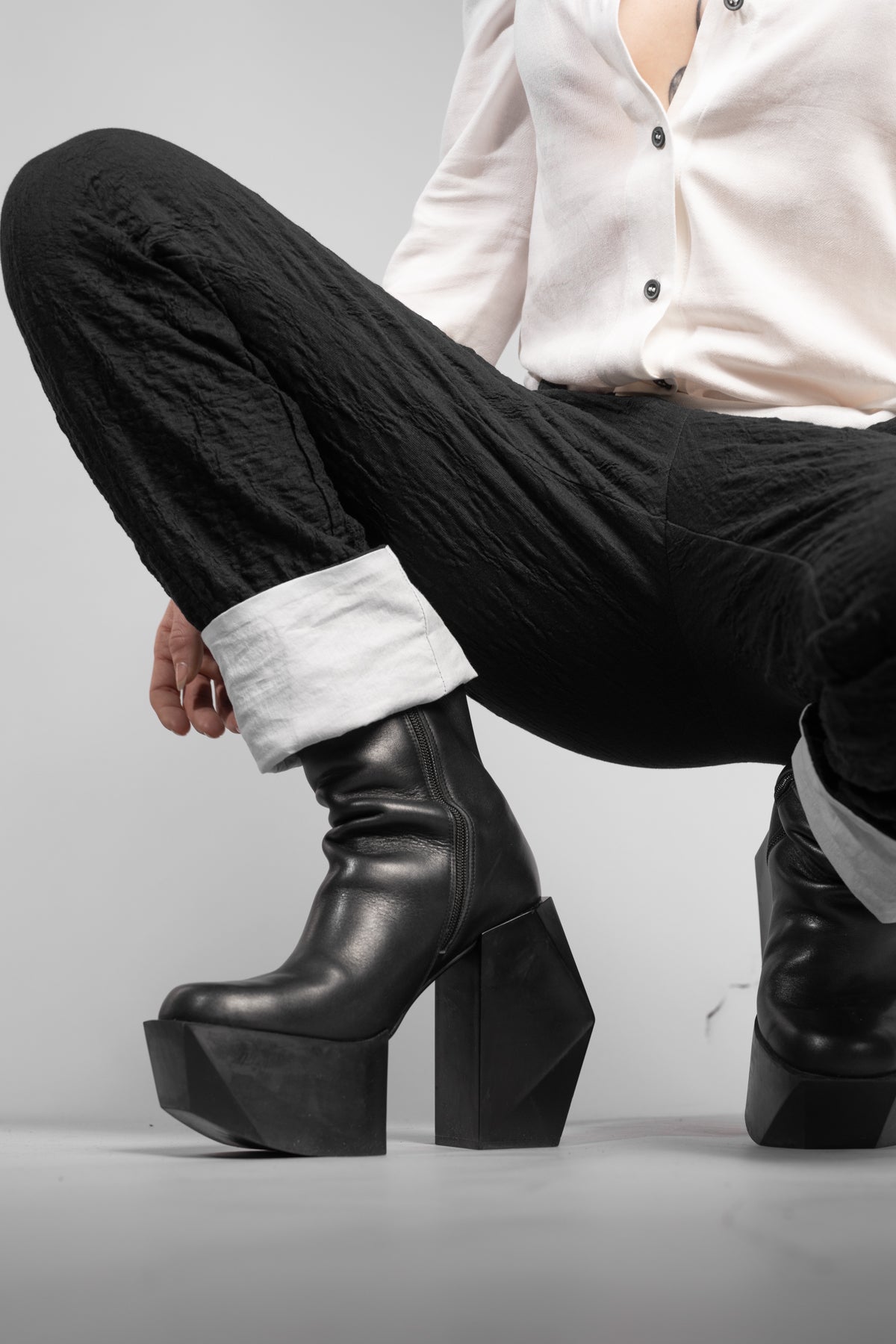 eigensinnig wien | Didion | Extravagante, schwarze Damen-Chinohose aus exklusiver japanischer Baumwolle