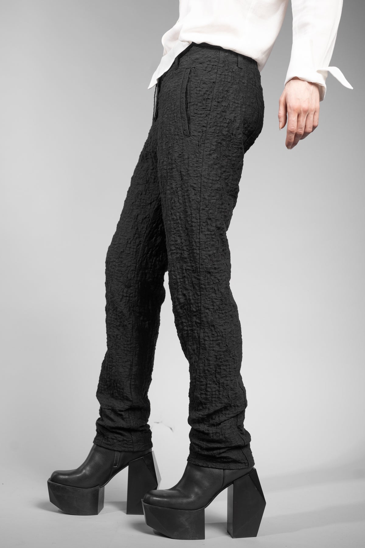 eigensinnig wien | Didion | Extravagante, schwarze Damen-Chinohose aus exklusiver japanischer Baumwolle