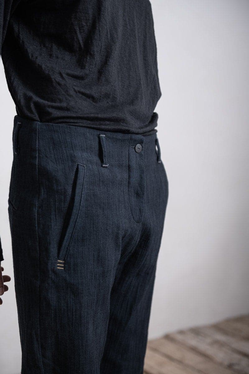 eigensinnig wien | Didion | Minimalistische Damenhose mit schmalem Bein und außergewöhnlichem Baumwollstoff in schwarz