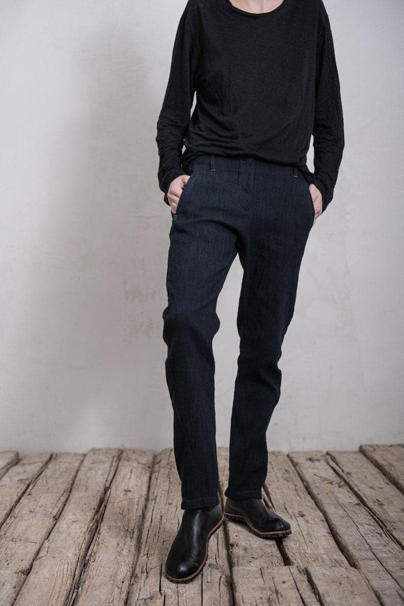 eigensinnig wien | Didion | Minimalistische Damenhose mit schmalem Bein und außergewöhnlichem Baumwollstoff in schwarz