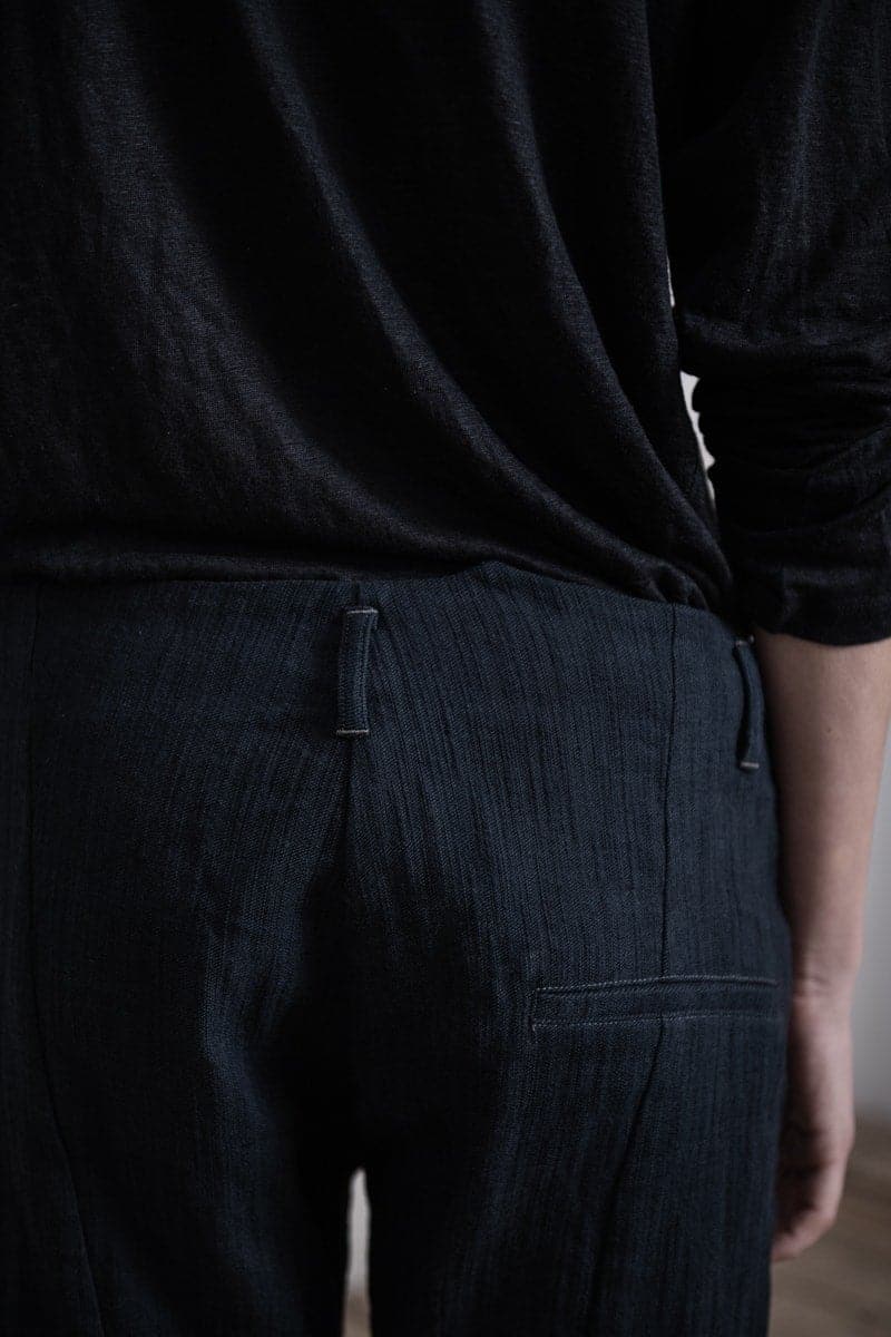 eigensinnig wien | Didion | Minimalistische Damenhose mit schmalem Bein und außergewöhnlichem Baumwollstoff in schwarz