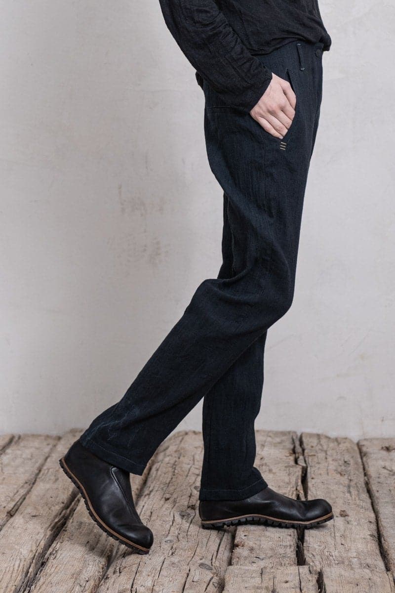 eigensinnig wien | Didion | Minimalistische Damenhose mit schmalem Bein und außergewöhnlichem Baumwollstoff in schwarz