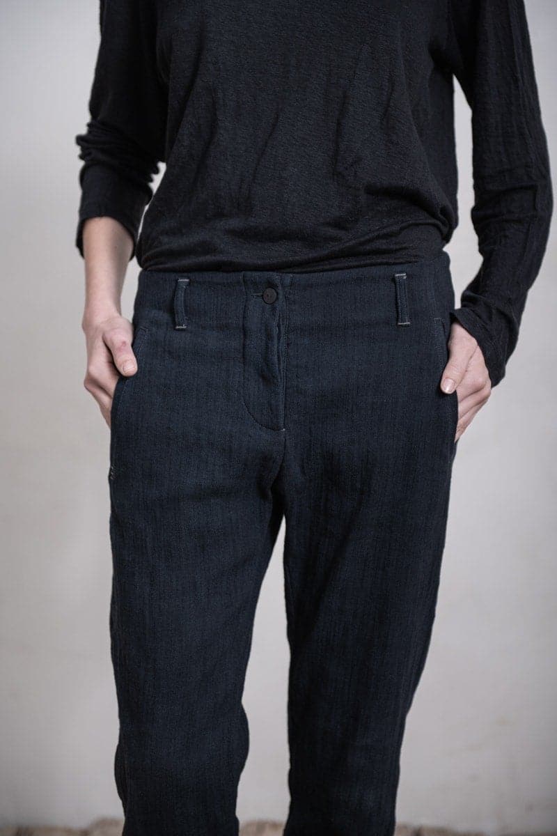 eigensinnig wien | Didion | Minimalistische Damenhose mit schmalem Bein und außergewöhnlichem Baumwollstoff in schwarz