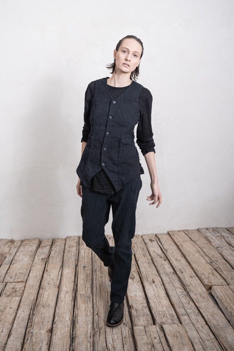eigensinnig wien | Didion | Minimalistische Damenhose mit schmalem Bein und außergewöhnlichem Baumwollstoff in schwarz