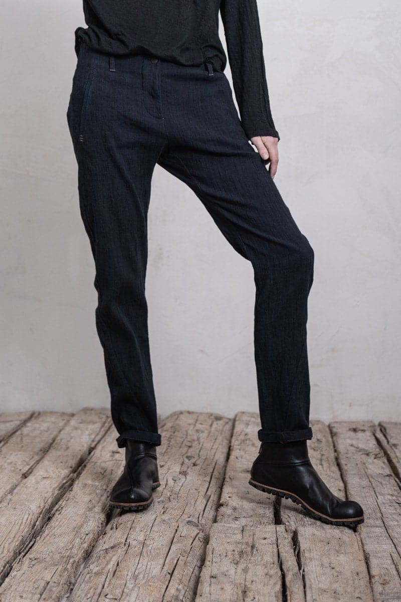 eigensinnig wien | Didion | Minimalistische Damenhose mit schmalem Bein und außergewöhnlichem Baumwollstoff in schwarz