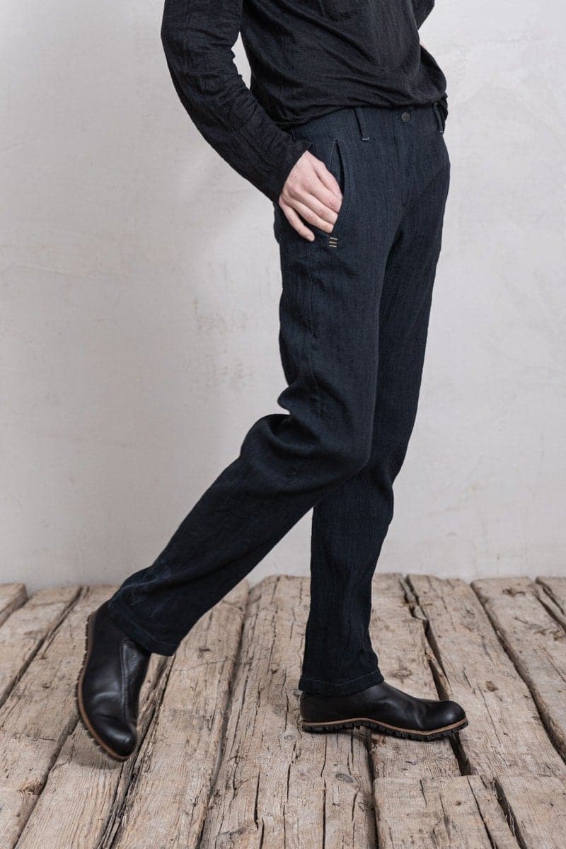 eigensinnig wien | Didion | Minimalistische Damenhose mit schmalem Bein und außergewöhnlichem Baumwollstoff in schwarz